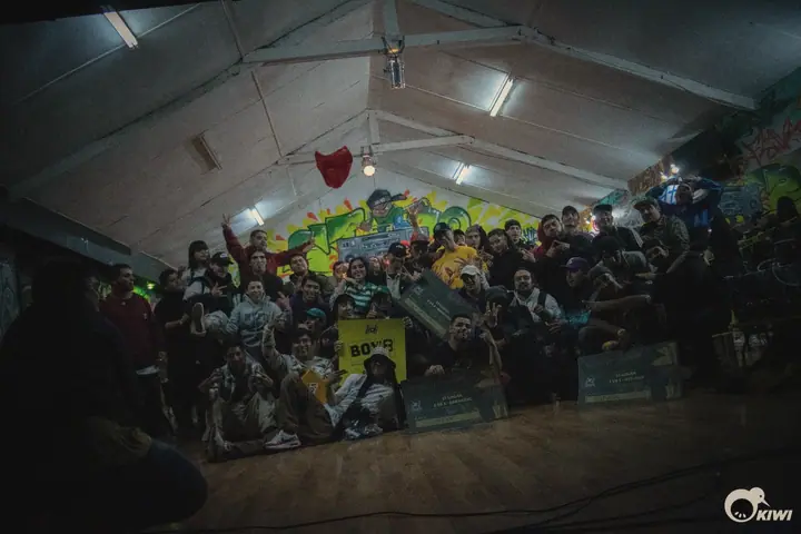 La foto de todos: bailarines, jurados y público de la primera edición, reunidos en la pista