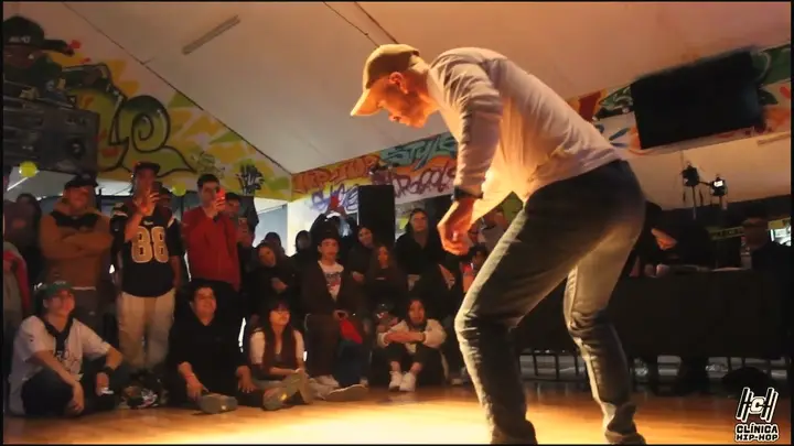 El Minero baila en el cypher de su homenaje, con el público alrededor