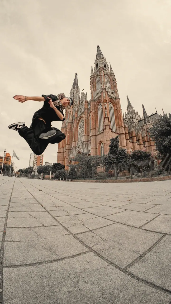 Nykotis en pleno salto frente a la catedral de La Plata