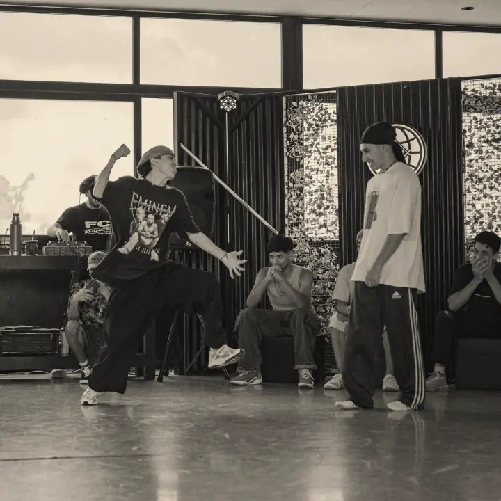 Dos bailarines frente a frente, en blanco y negro