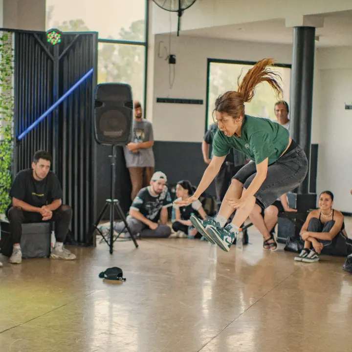 Una bailarina salta en la ronda