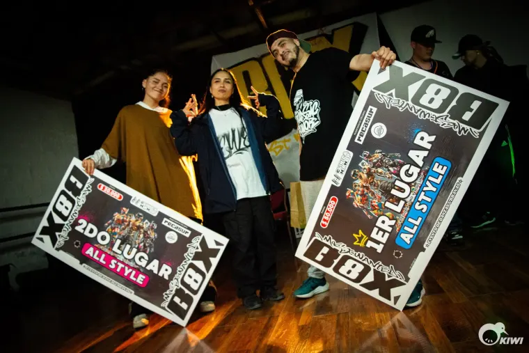 Los premiados de All Style con sus cheques de primer y segundo lugar
