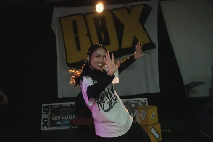 Una bailarina posa frente al telón de BOX8