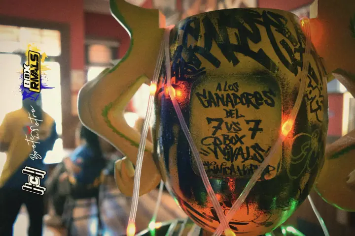 Detalle de la copa con la dedicatoria a los ganadores del 7 vs 7
