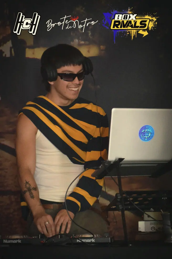 El DJ en la cabina, frente a su computador