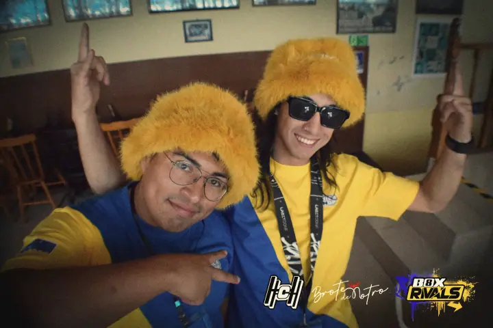 Bladi y Patodak con gorros de peluche amarillo de BOX8