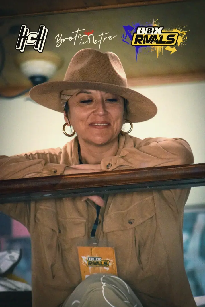 La Gisse con sombrero y su credencial de BOX8 Rivals