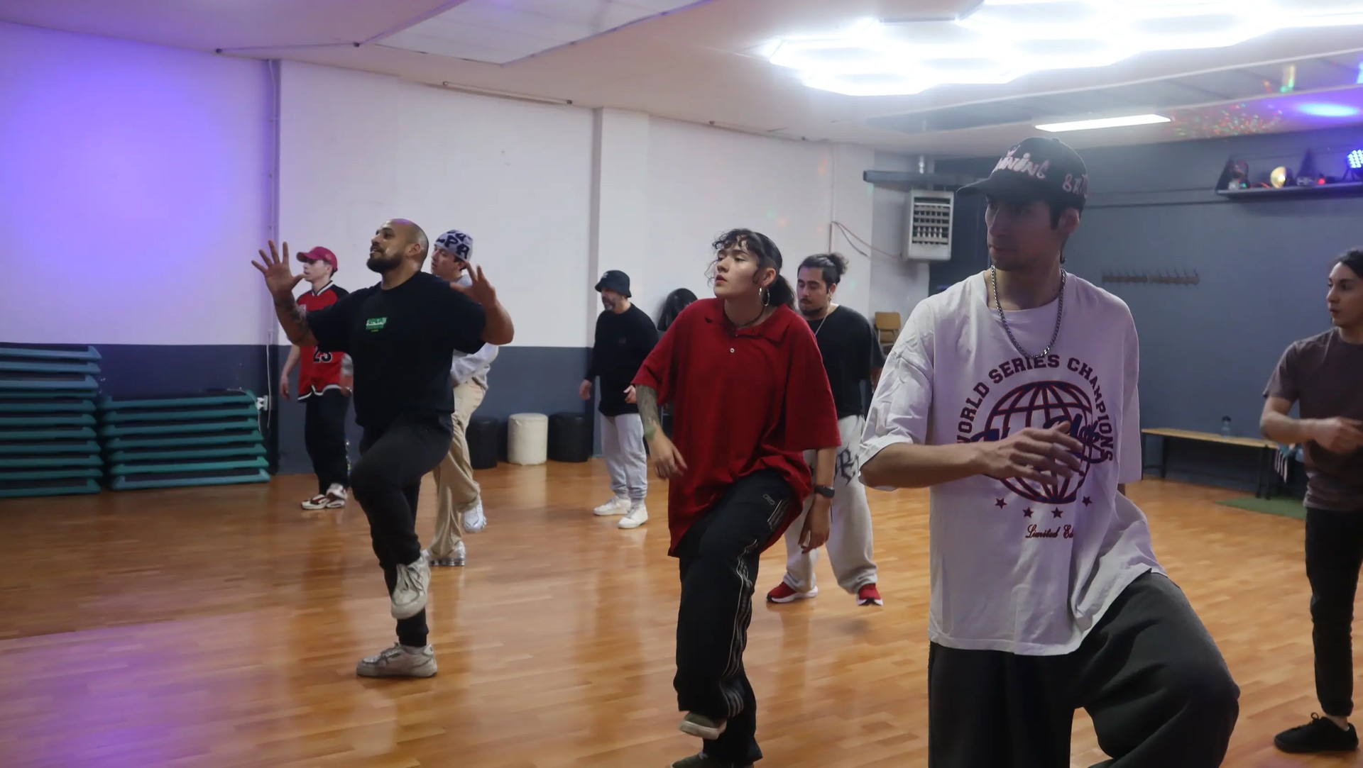 Apache enseñando Krump The Roots